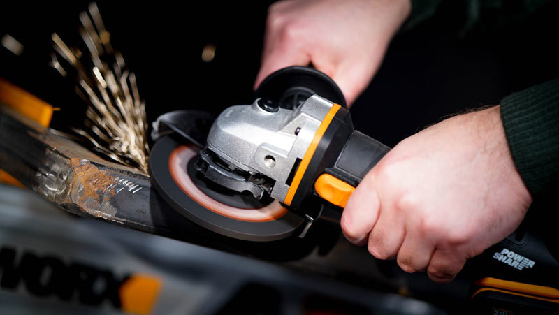 Угловая шлифовальная машина (болгарка) WORX WX803, 20v, 125 мм, в комплекте АКБ 2 А·ч + 4 А·ч и ЗУ, кейс (аккумуляторная)